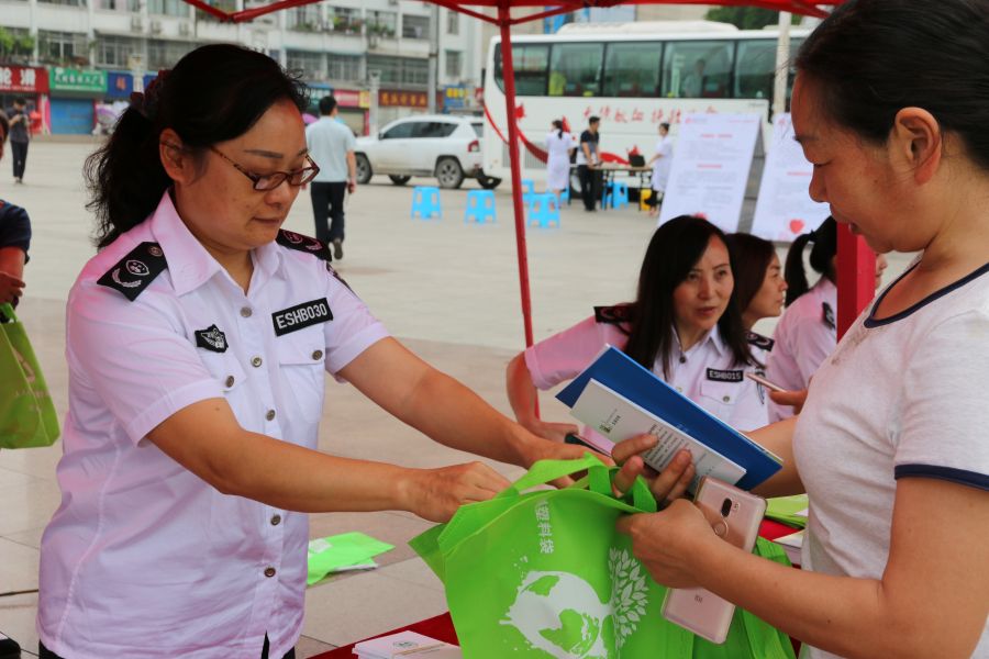 活动现场设立咨询台，向市民发放环保宣传资料