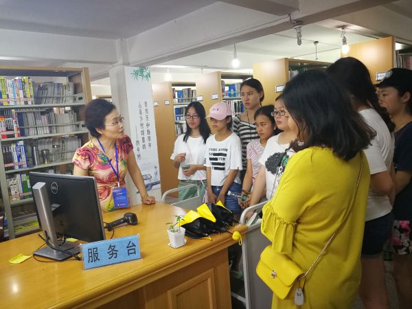 7月4日，州图书馆综合部主任谢红英为学生详细讲解图书排架知识