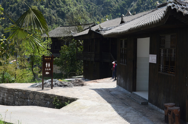 来凤三胡村的公厕，金雨摄