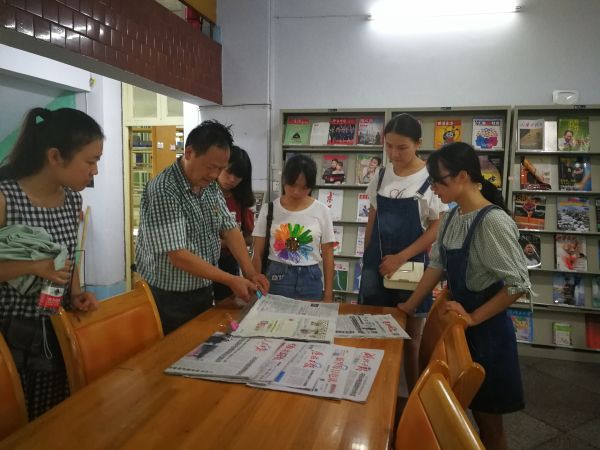 7月4日，州图书馆工作人员为学生详细讲解报纸记到知识