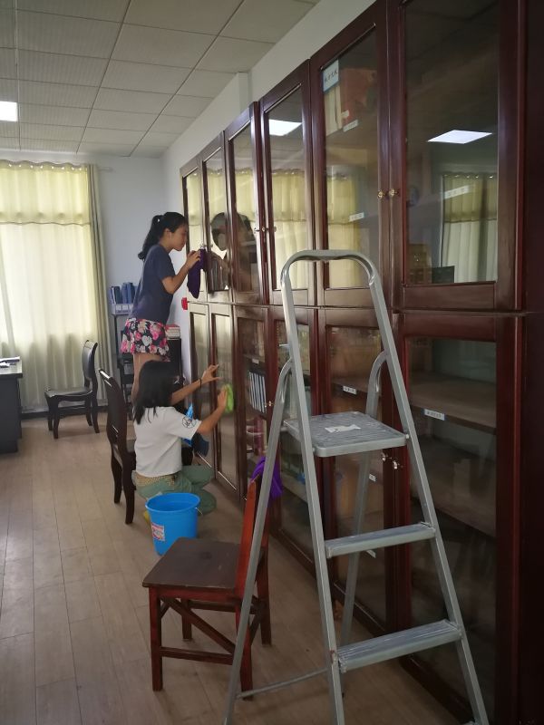 7月4日，民院学生在州图书馆开展社会实践活动