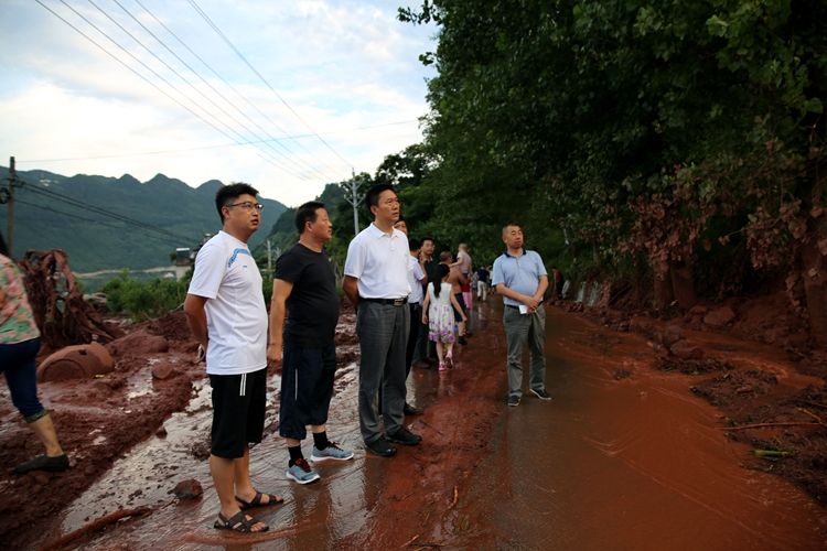 鹤峰县党员干部群众齐心协力抗洪救灾