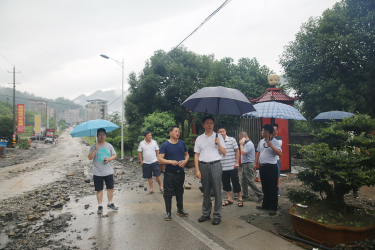 鹤峰县党员干部群众齐心协力抗洪救灾