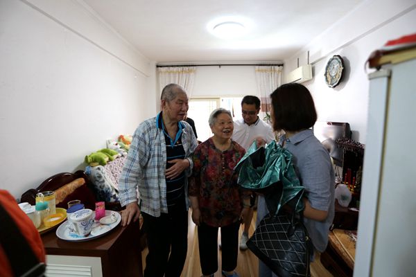 活动结束时，同一个话题：朱老--保重身体！