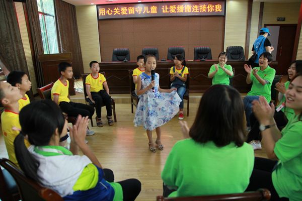 志愿者与孩子们唱歌互动