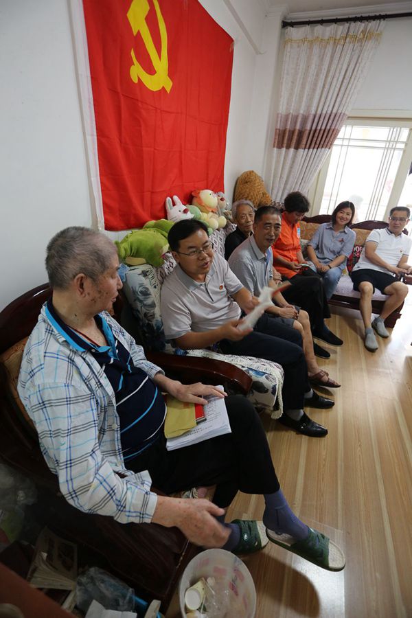县文体新广系统部分党员到朱德超家了解其生活、身体情况