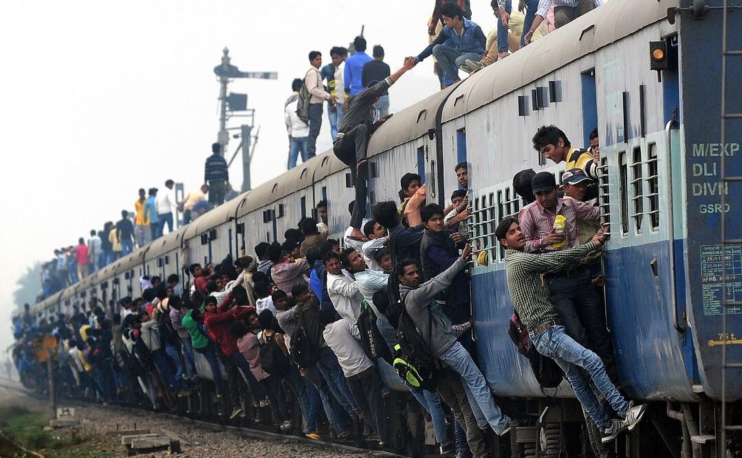印度2800万人争9万个铁路"铁饭碗",月薪不到2000