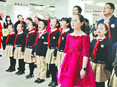 小学生说唱宣讲军运会文明公约全国道德模范王争艳与孩子一起歌唱祖国