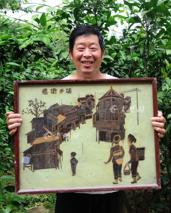 柳陂六旬老人做树皮粘贴画再现老郧阳