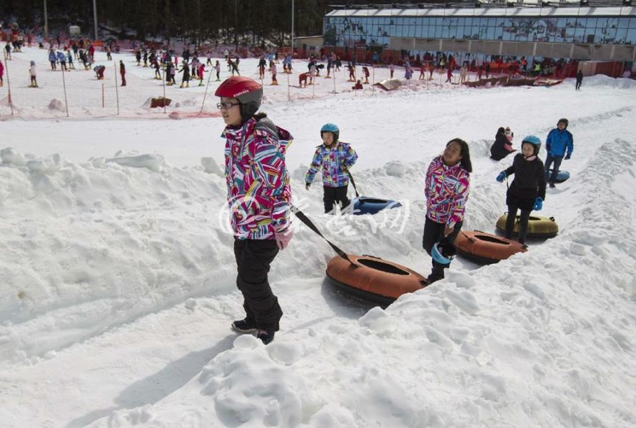 武当国际滑雪场游客爆棚