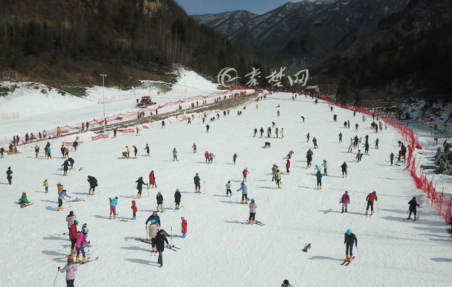 武当国际滑雪场游客爆棚