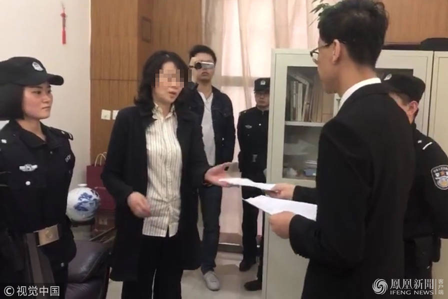 因做老赖陕西一女公务员开会时被铐走