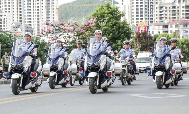 竹溪首支女子骑警队亮相!