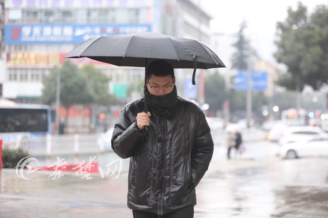 下雨降温啦!市民出行"全副武装"