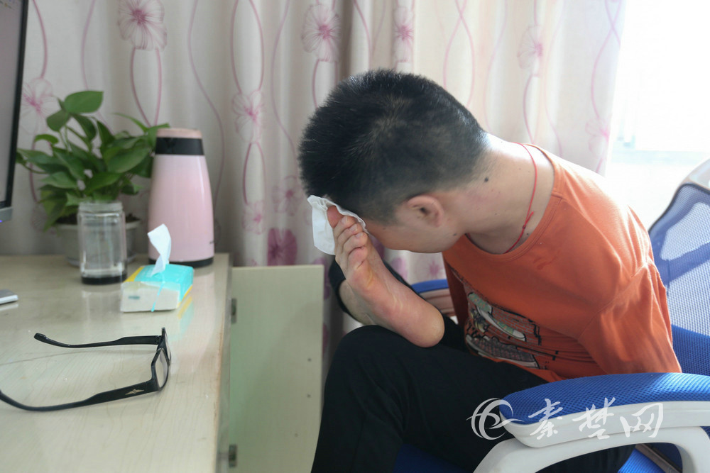 图片故事 十堰无臂青年用脚敲击电商梦