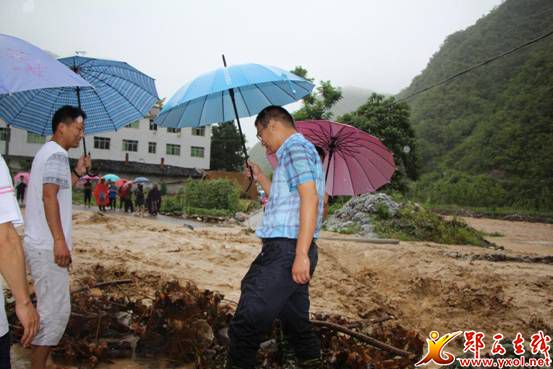 乡长洪术成,副乡长魏尧波冒雨在蔡家场村指挥防洪抢险