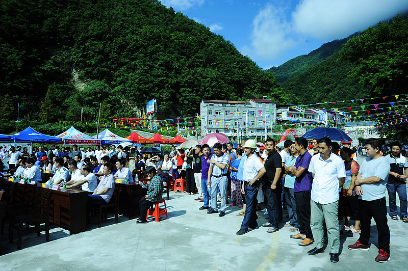 (卢波)在首漂仪式上,县高腔剧团,柳林乡当地民歌手,为参加首漂仪式的