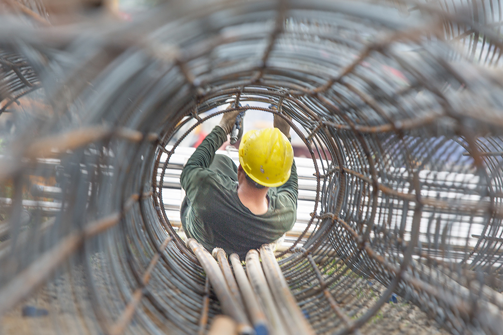 走进五福堂建设工地钢筋工作业