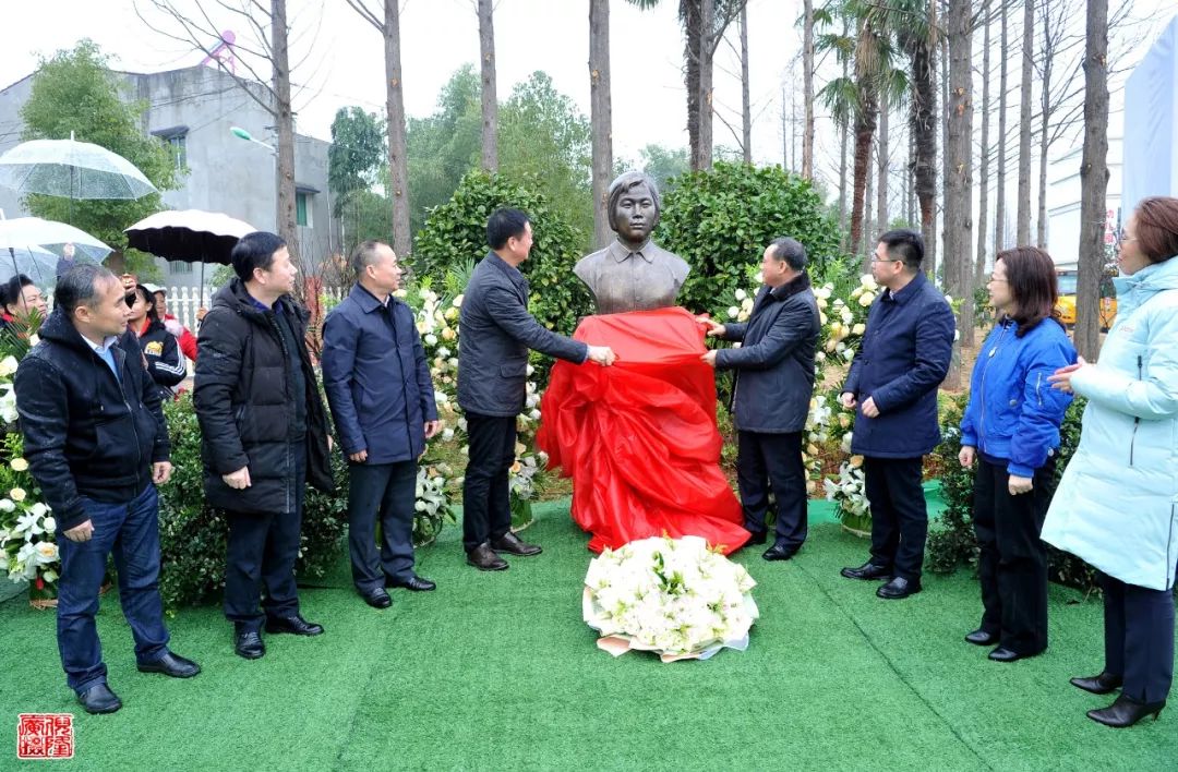 石首团山寺镇乡村教师彭惠芳铜像落成毛振华回乡致敬