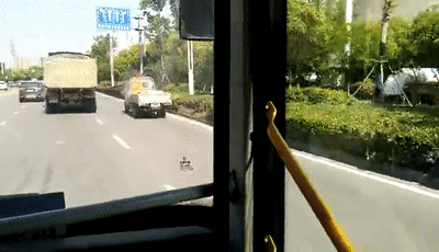 小货车行驶途中突然起火荆州6名公交司机的这波操作被狂赞