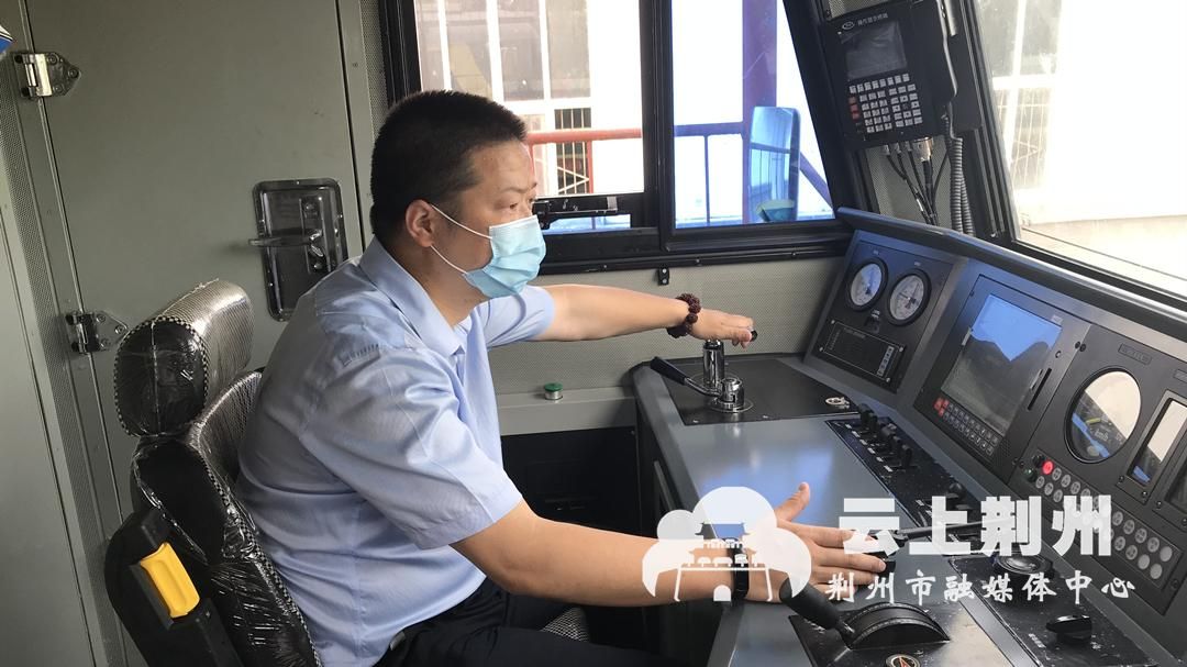 新车亮相两台东风8b型内燃机车首次上线运行