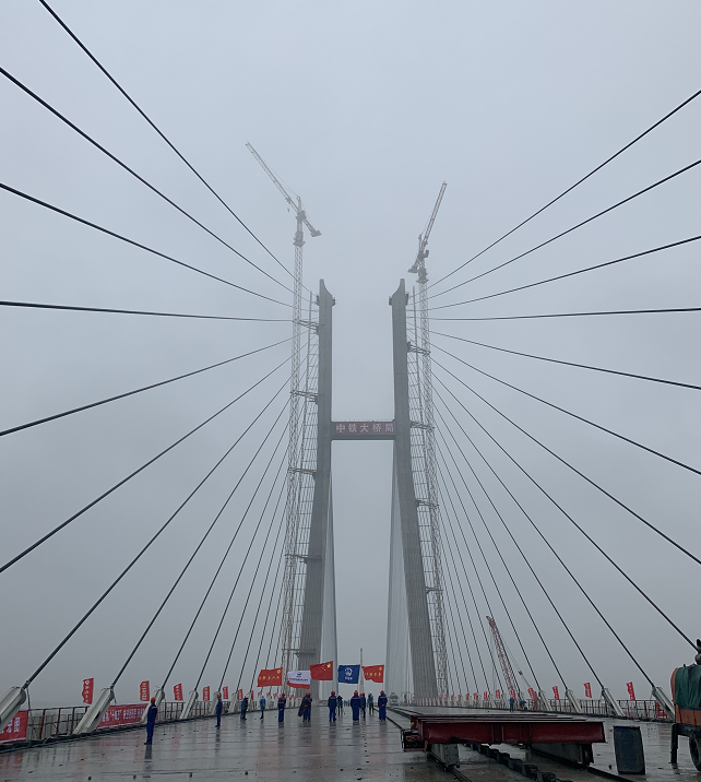 荆州又一长江大桥成功合龙创世界之最