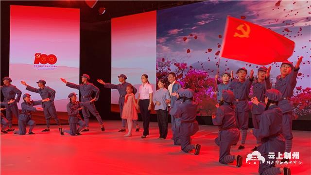 优秀党务工作者郭景云首先为大家领誓入党誓词,荆州市红色