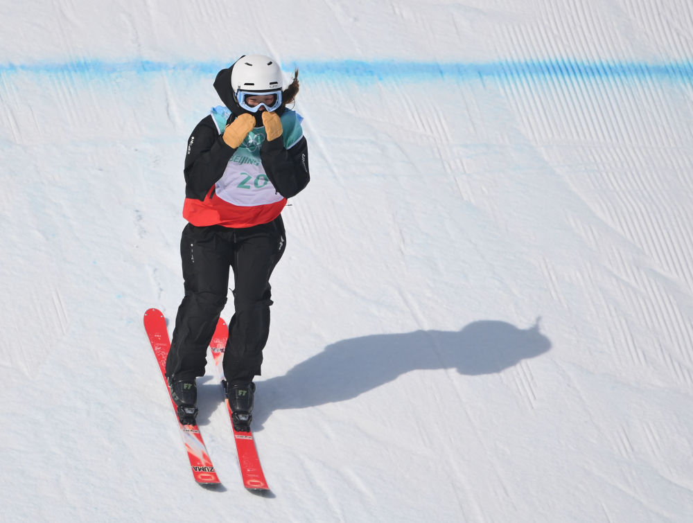 滑雪大跳台赛场这个中国女孩眼角带伤