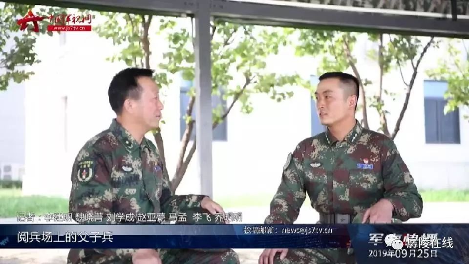 在火箭军受阅方队中的父子兵父亲袁德华是火箭军某方队将军领队儿子