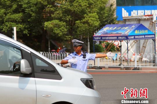 交警在烈日下指挥交通　朱华刚　摄