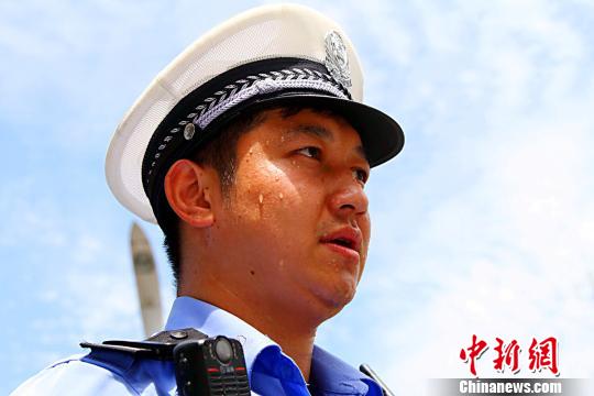 湖北高温天气持续执勤交警成“焦警”