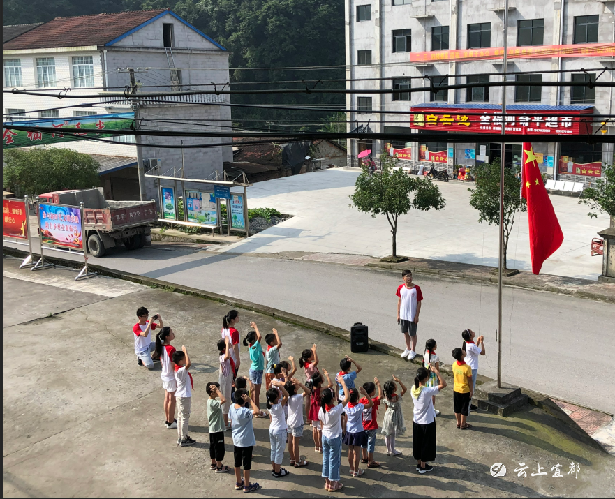 全福河村举行“祖国在我心中”升旗仪式