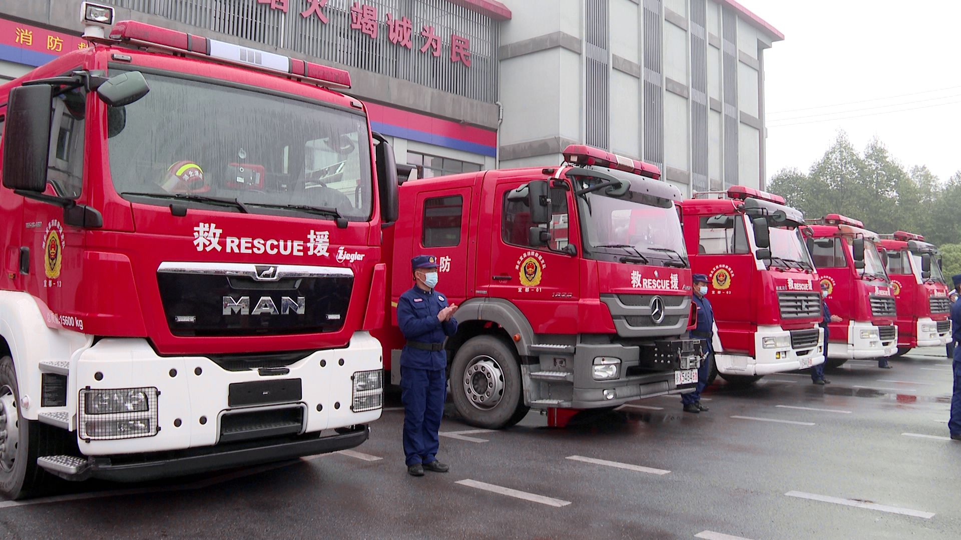 在武警宜昌支队执勤二大队,市消防大队及武警中队,李泽刚看望慰问了