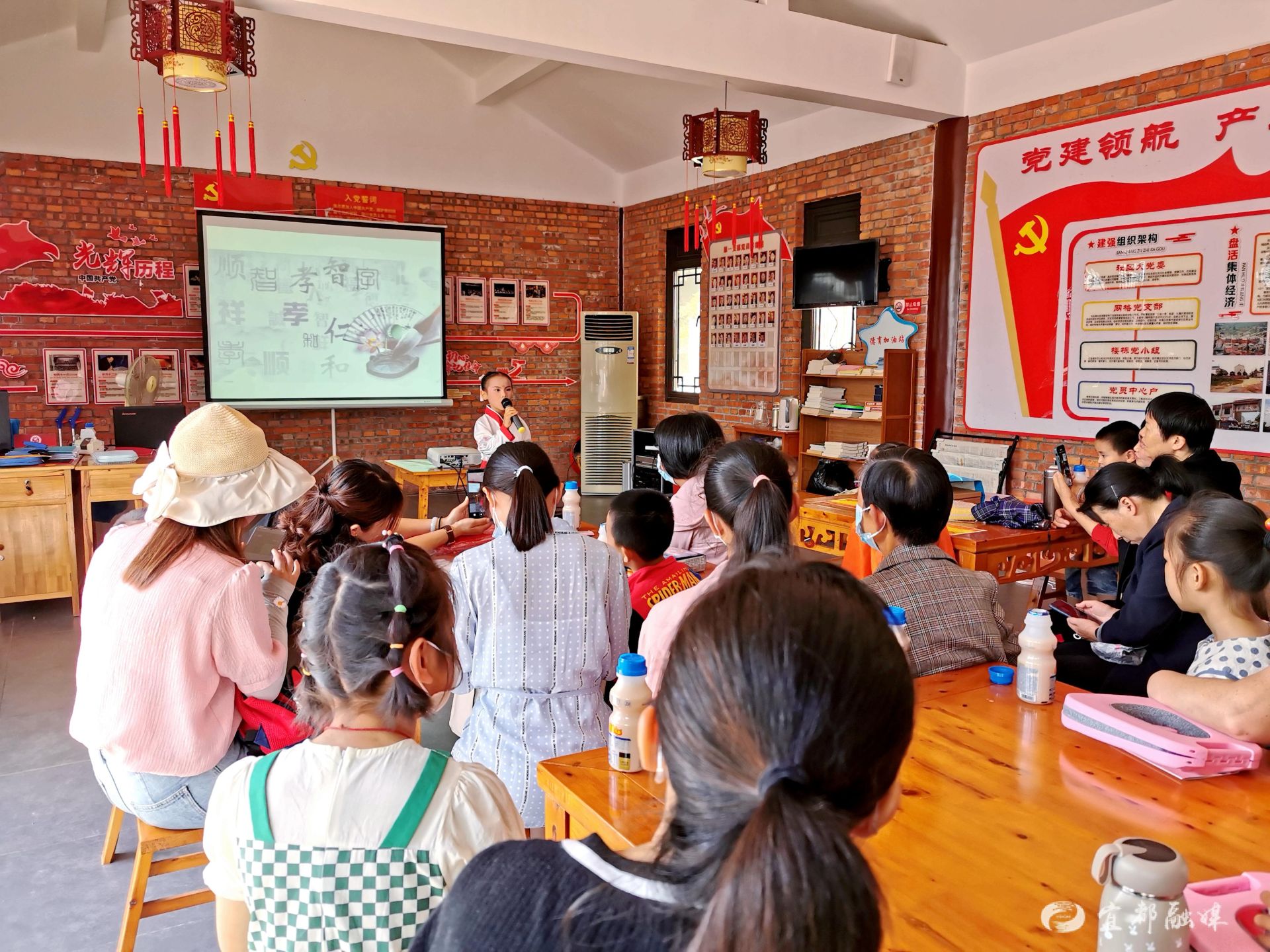 宜都融媒讯(通讯员 鲁晓露)5月29日,陆城头笔社区妇联,关工委联合德育