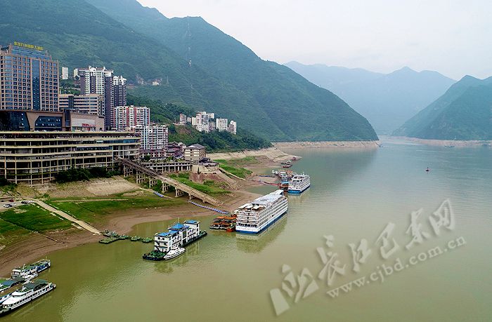 两艘豪华游轮停靠在巴东港6月13日,在长江巴东港,停靠着"长江发现号"