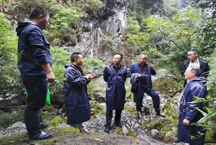 实地踏勘水源地9月25日,巴东县委常委,野三关镇党委书记钟迎松带领县