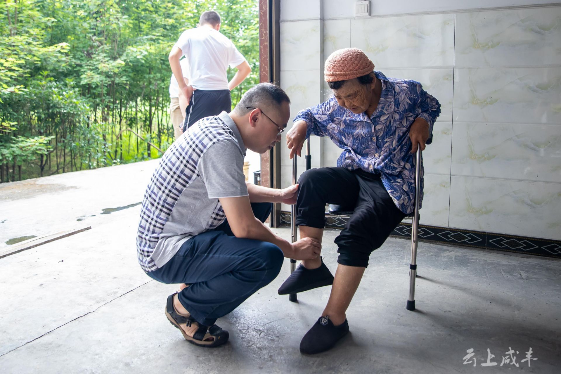 残疾人行动不便办证难咸丰这项服务暖人心