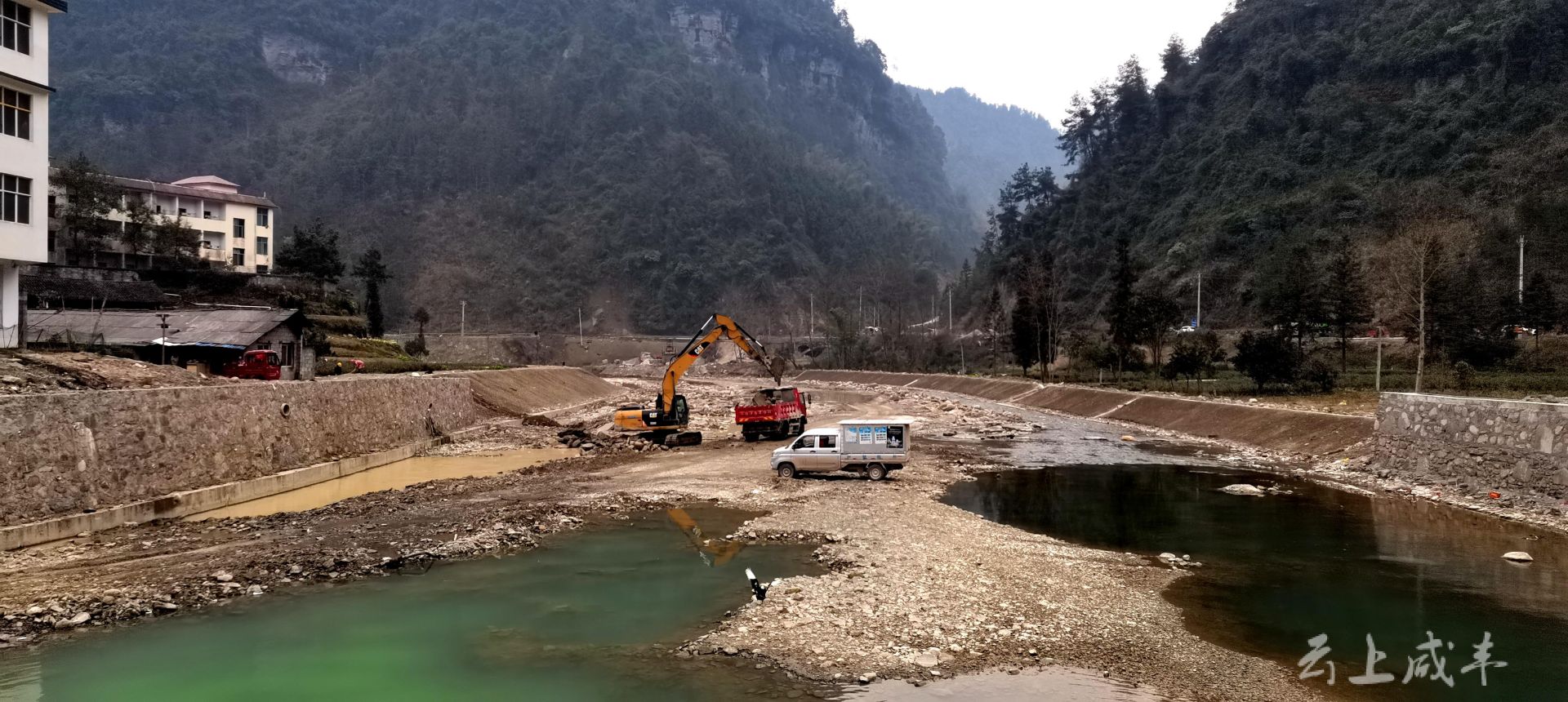 2月27日,记者在咸丰县唐崖镇钟塘村青狮河沿岸看到,挖掘机来回穿梭不