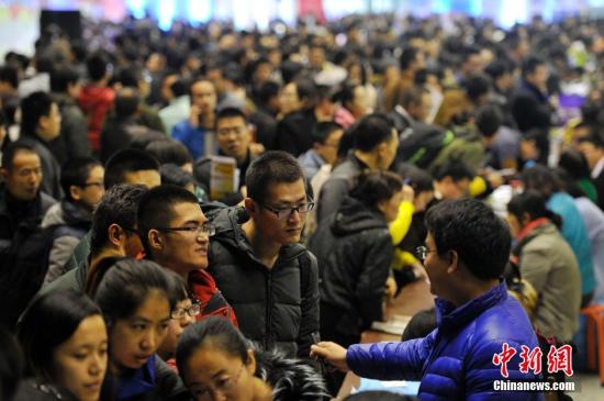 资料图：在山西太原举办的人才智力交流大会上，上万名应届大学毕业生涌进现场，寻找工作。<a target='_blank' href='http://www.chinanews.com/'>中新社</a>发 韦亮 摄