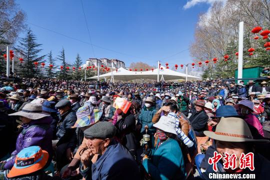 3月28日拉萨宗角禄康公园，庆祝“庆祝西藏百万农奴解放纪念日文艺演出”演出吸引大批市民、游客前来观看 何蓬磊 摄