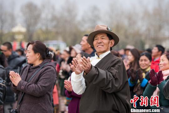 3月28日参加庆祝西藏百万农奴解放纪念日升国旗、唱国歌仪式的市民 何蓬磊 摄