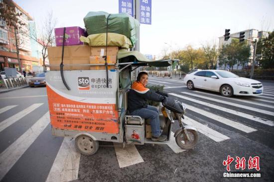 资料图 山西太原，一辆满载包裹的快递配送车。 张云 摄