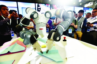 全球首款双臂机器人亮相武汉能写毛笔字会折飞机