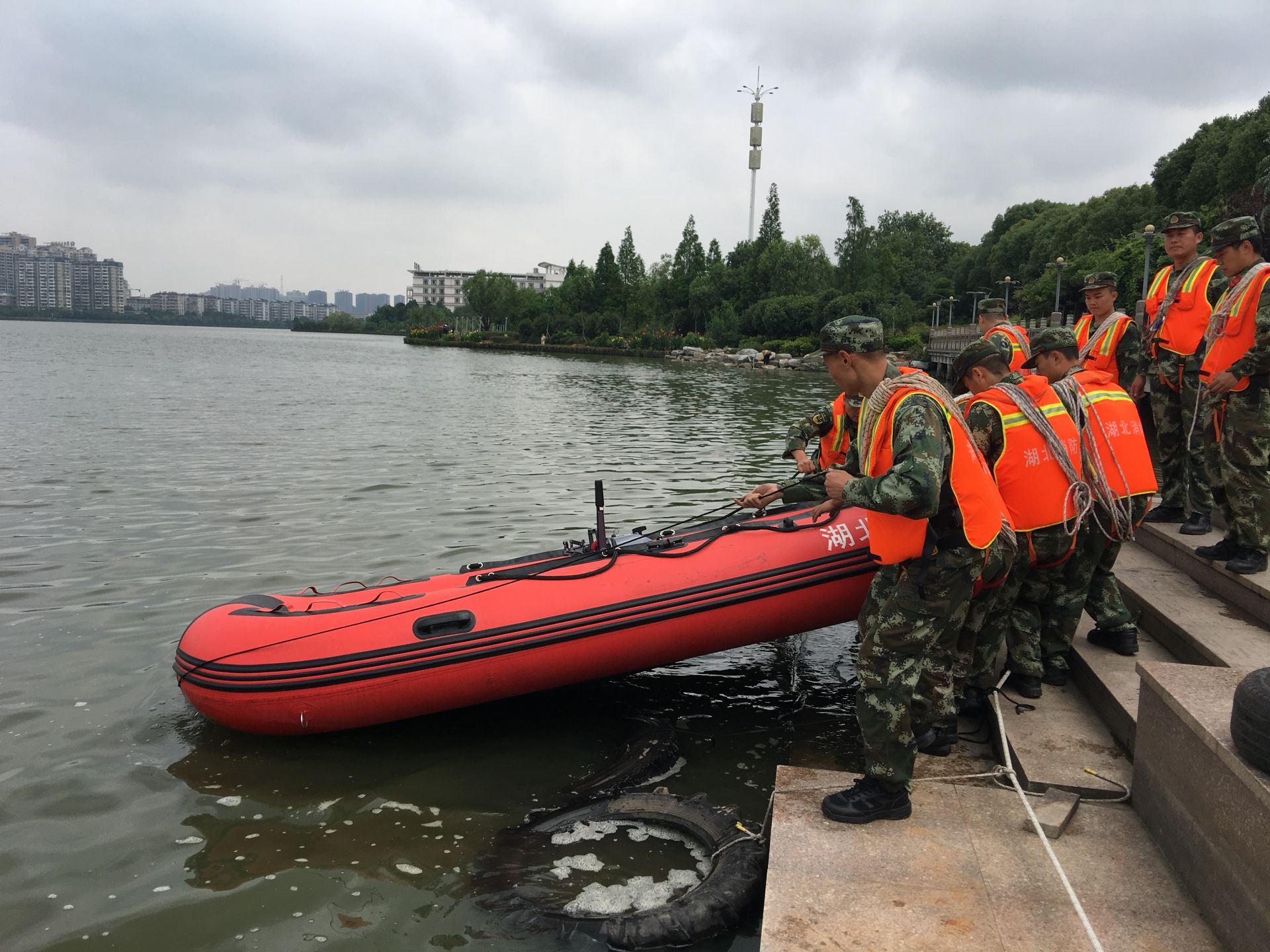 红色冲锋舟惊现洋澜湖水面 原来是抗洪抢险演练