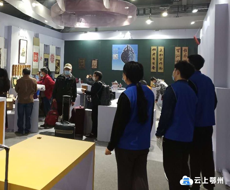 段店中学杨登纯老师剪纸亮相中原文博会