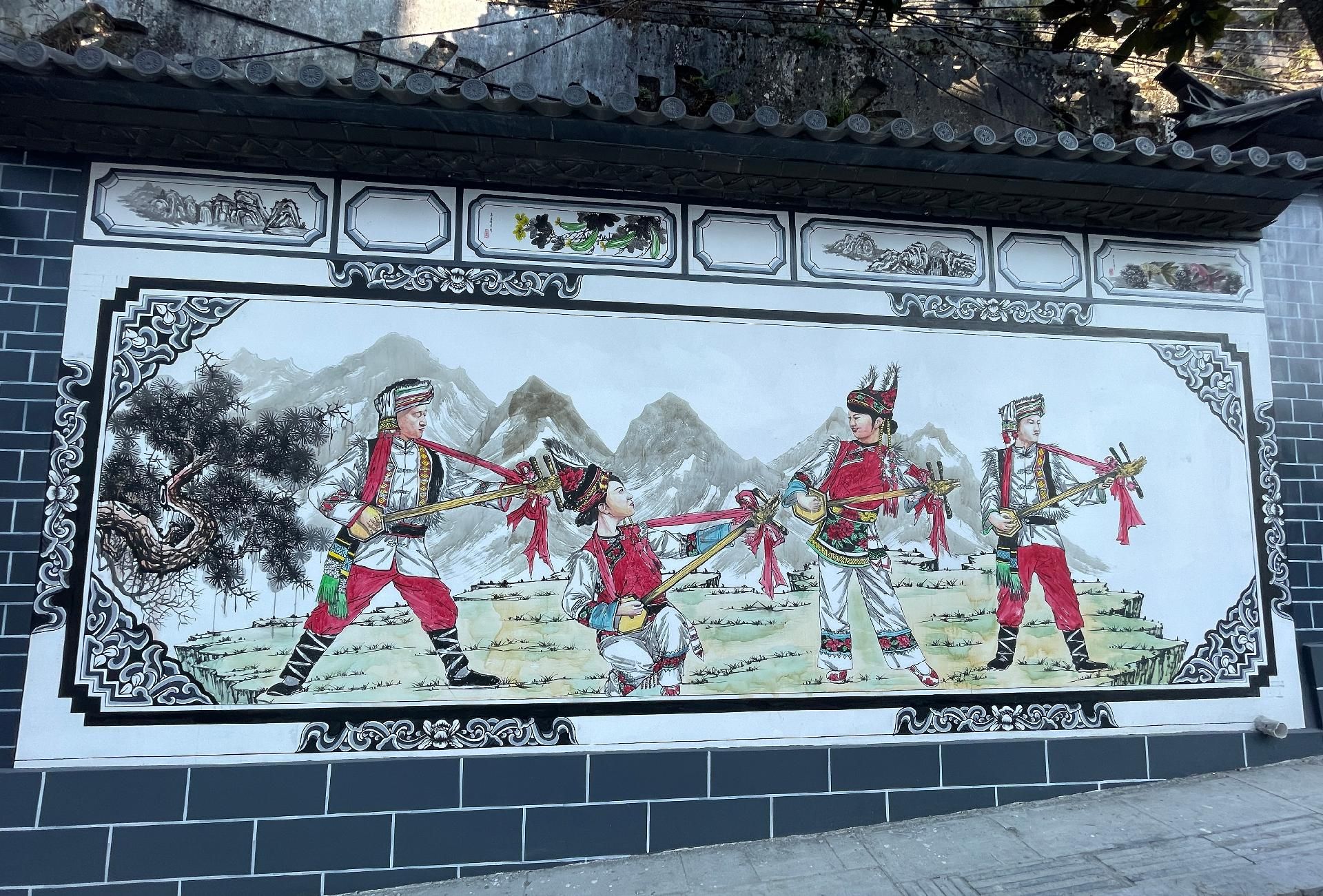 走进鹤峰县铁炉白族乡,一幅幅蕴含白族文化特色的彩色墙体画映入眼帘