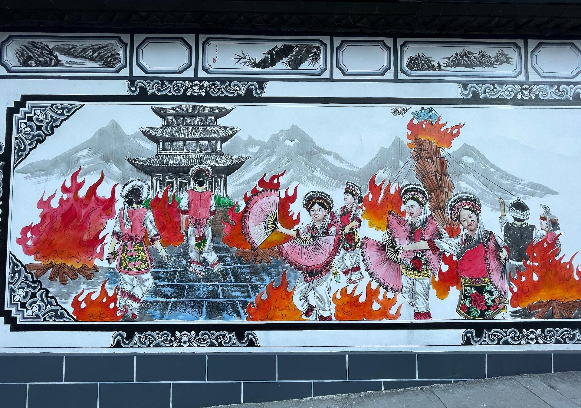 走进鹤峰县铁炉白族乡,一幅幅蕴含白族文化特色的彩色墙体画映入眼帘