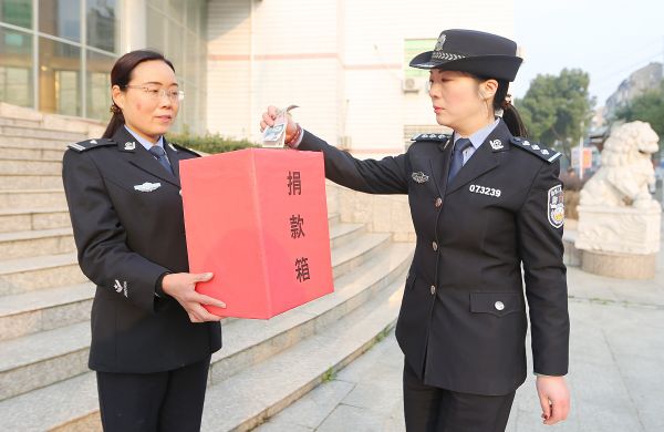 荆门市京山县公安局百名女警爱心助学情暖三八妇女节