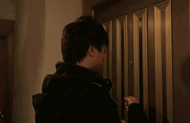 空间距离的位置坐下第三个人则会坐在与前面二人距离相当的位置上在