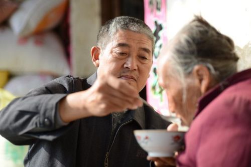 爱超越血缘荆门孝子严富荣赡养残疾老人39年
